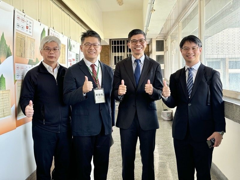 左起臺灣數位人文學會廖泫銘秘書長、本校歷史學研究所李宗信所長、客家文化發展中心何金樑主任、中研院人文社會科學研究中心詹大千副主任。