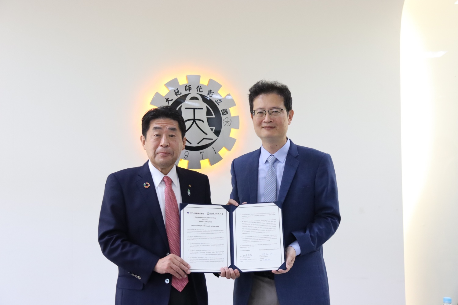 陳副校長（右）與西津會長簽署備忘錄。
