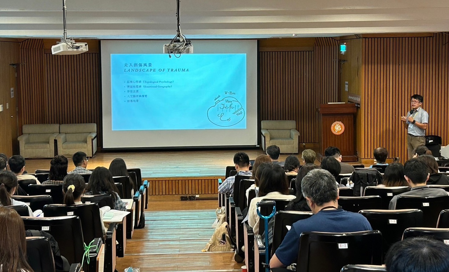 台北市立大學心理與諮商學系翁士恆副教授進行專題演講，演講題目：「創傷兒童的馬拉松團體本土經驗: 走入創傷風景，倖存」