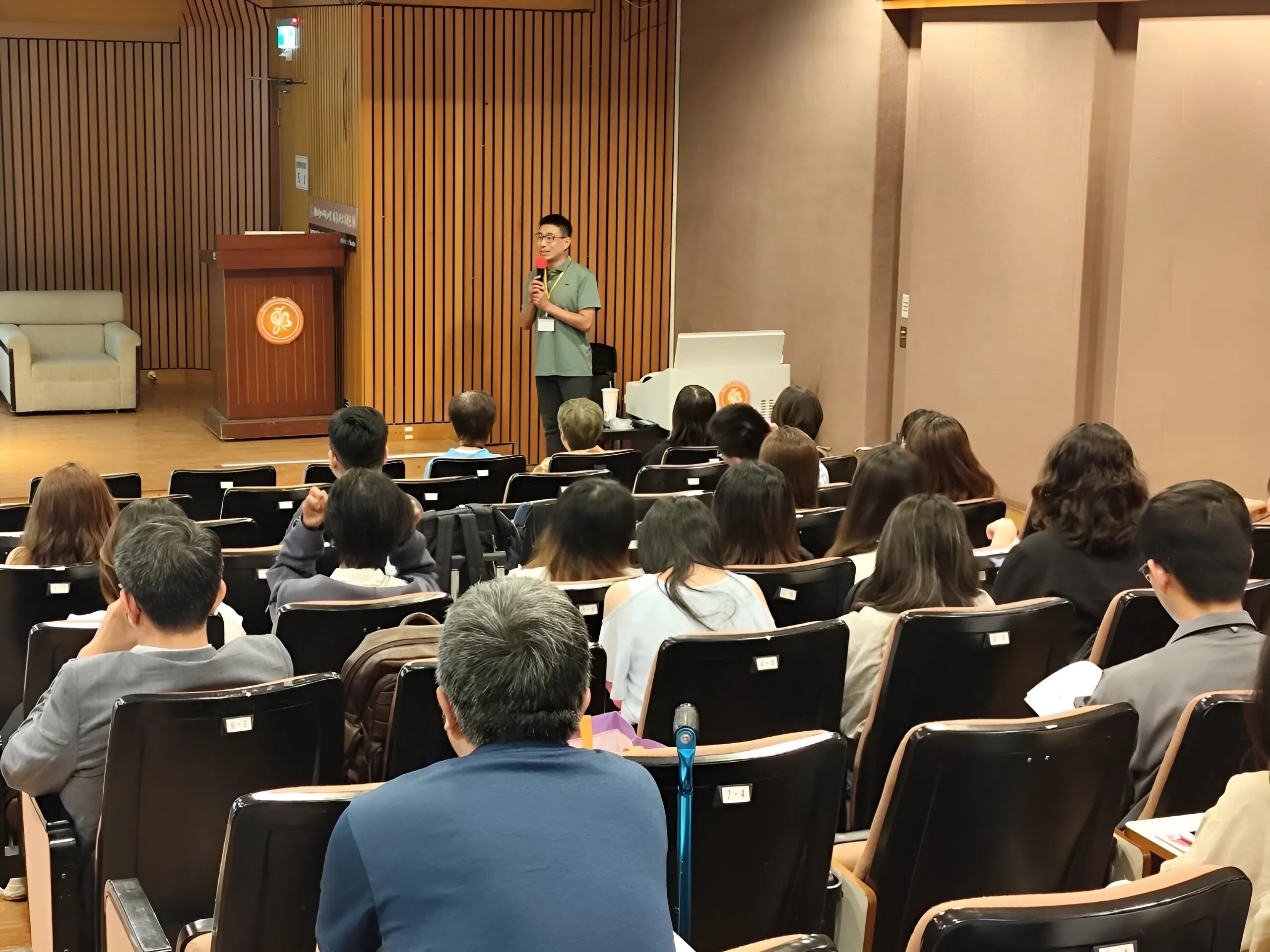 國立東華大學諮商與臨床心理系黎士鳴助理教授進行專題演講，演講題目：「綠色療癒--自然心連結」