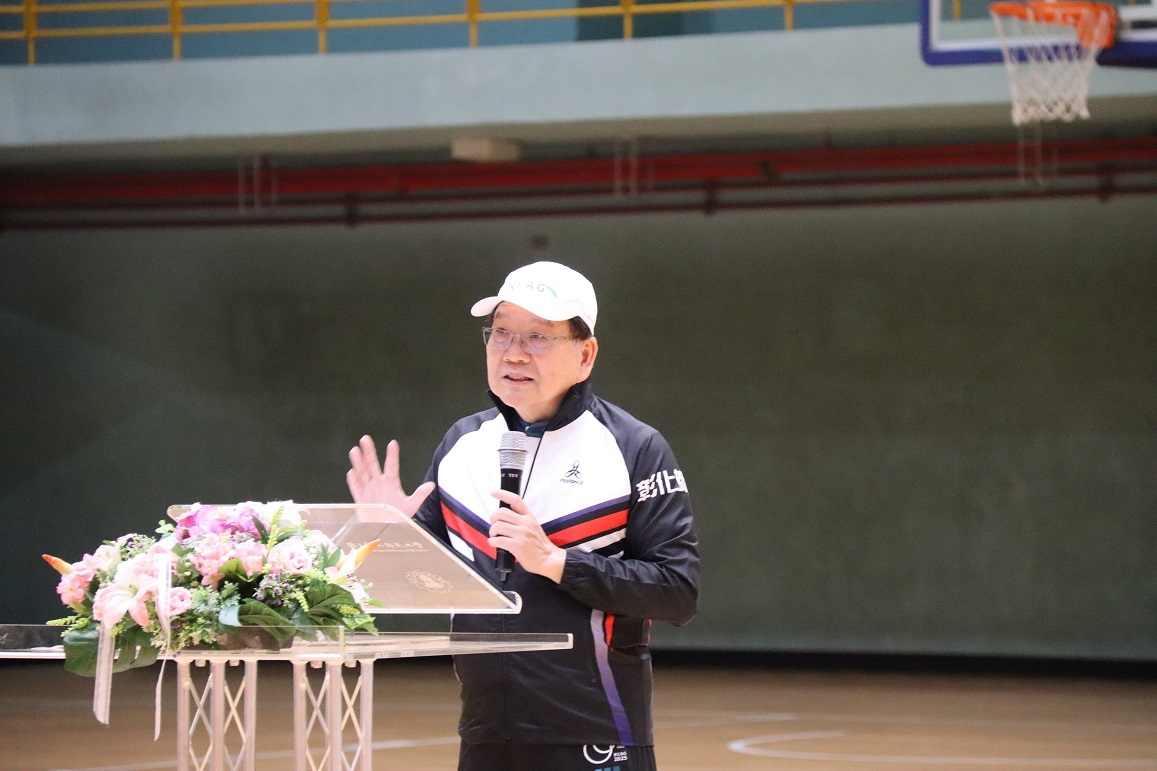 陳明飛校長親自出席授旗儀式為本校運動代表隊同學加油打氣