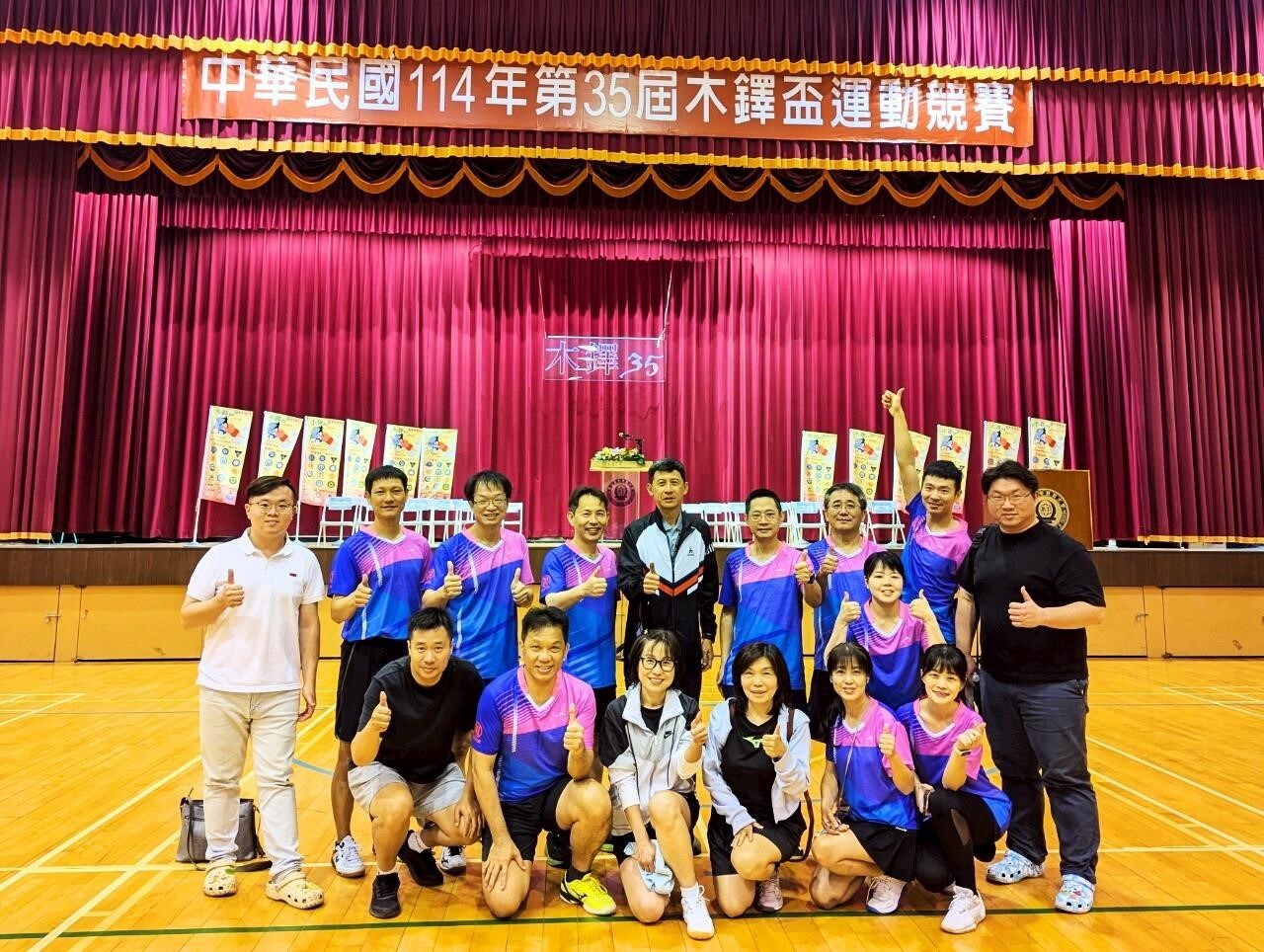 本校教職員桌球隊勇奪114年木鐸盃教職員桌球賽亞軍，與運動學系／體育室主任江勁彥教授合影 