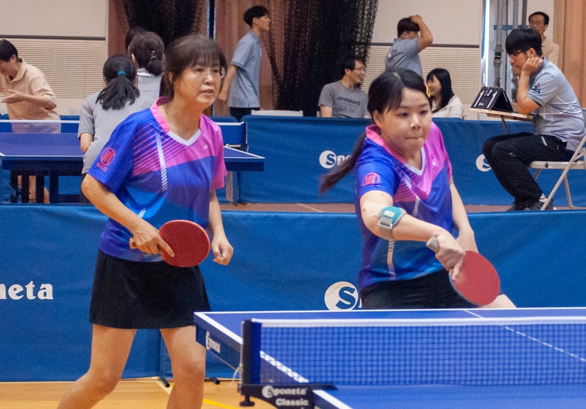 本校教職員桌球隊女雙隊員黃素姬與林晏鈴出賽專注神情。