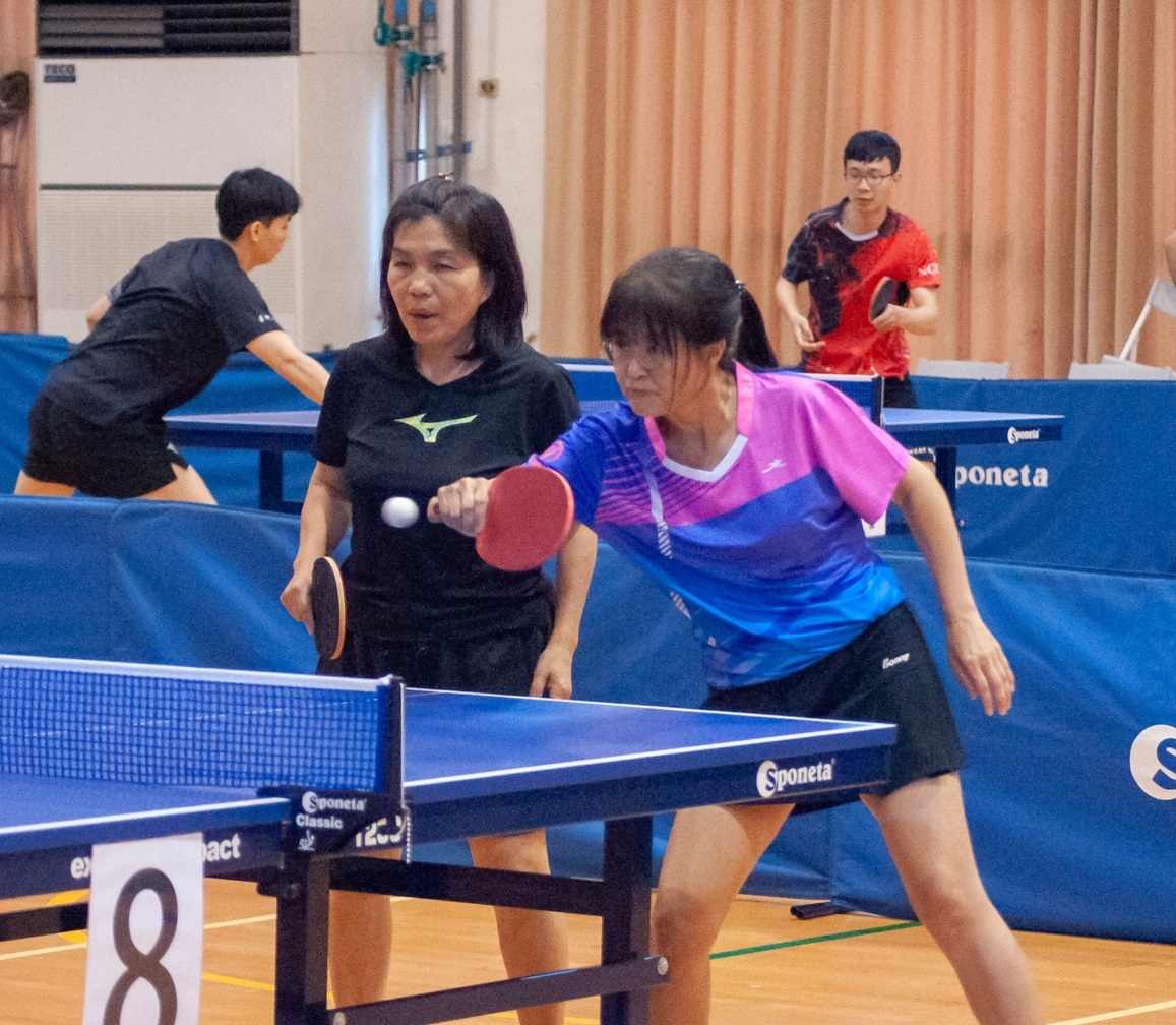 本校教職員桌球隊女雙隊員宋美妹與黃素姬出賽專注神情。