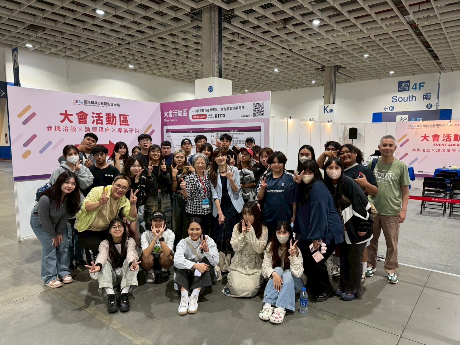 本校高齡健康促進與照護管理原住民專班學生參與臺灣輔具暨長期照護大展合影。
