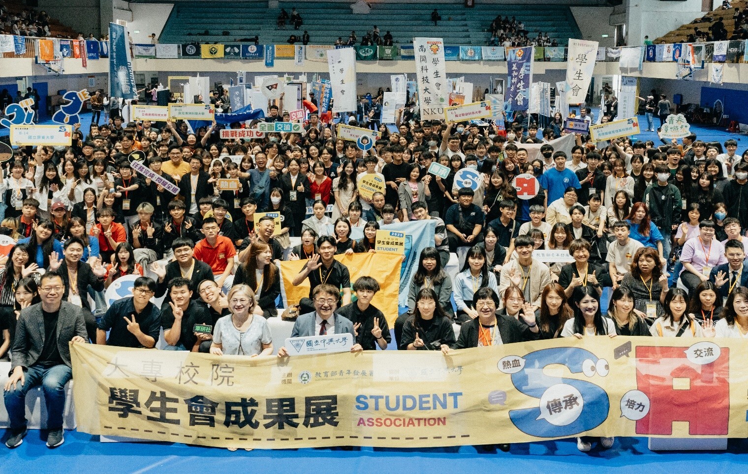 成果展第一天開幕式大合照