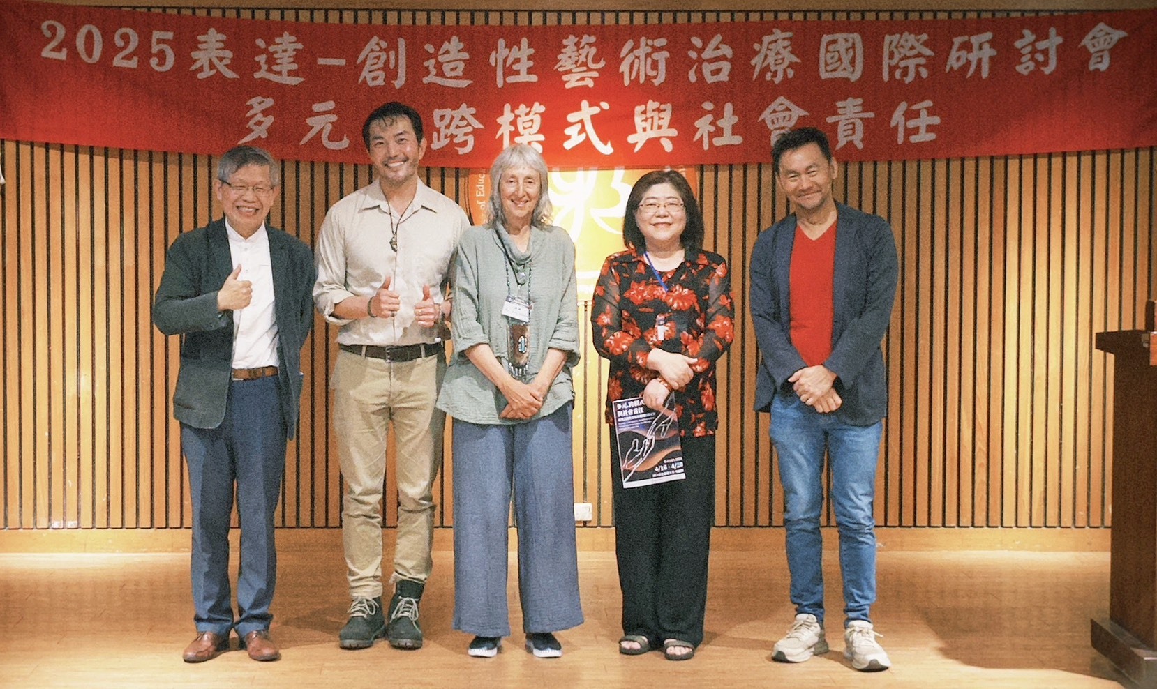 王智弘學務長（左一）與貴賓合影。