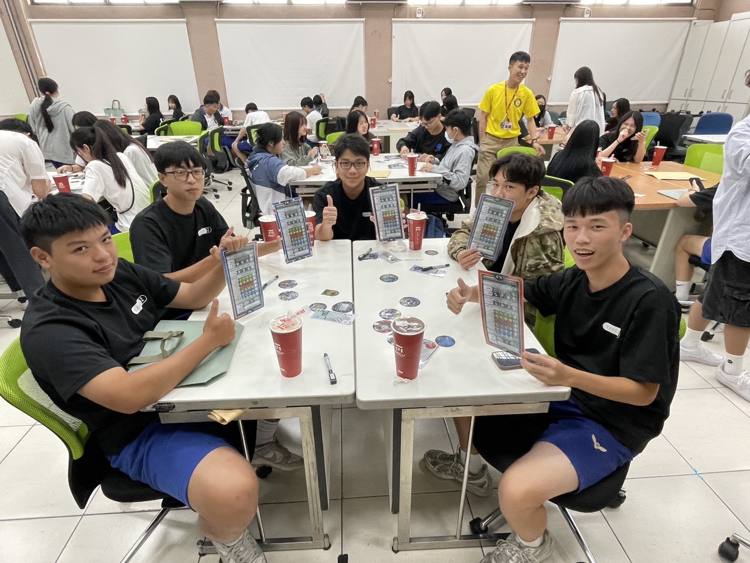 雄商學生玩QE桌遊