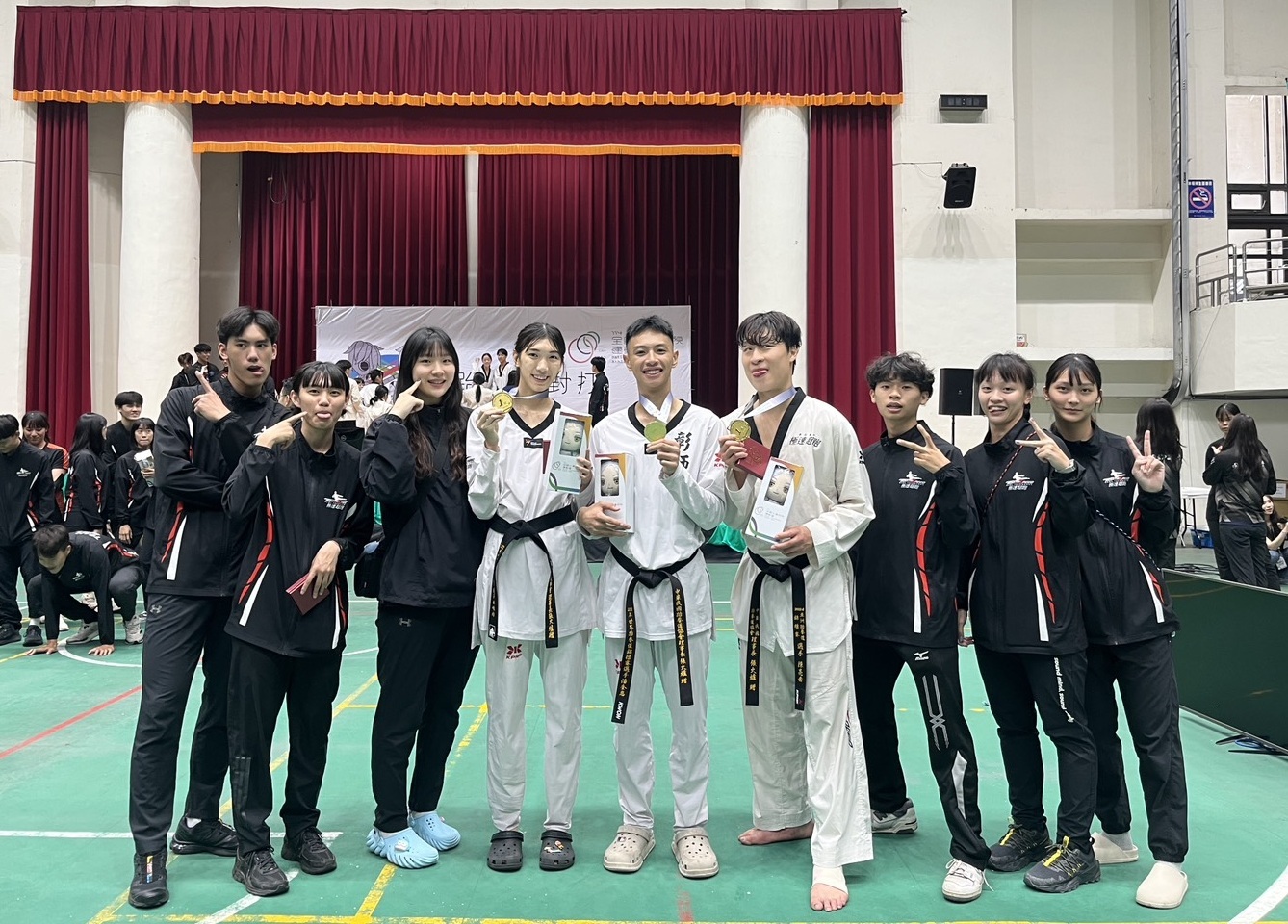 （由左至右為）公開女生組跆拳道對打57公斤級第一名-林唯均；公開男生組跆拳道對打68公斤級第一名-潘奎恩；公開男生組跆拳道對打87公斤以上第一名-陳亮希。