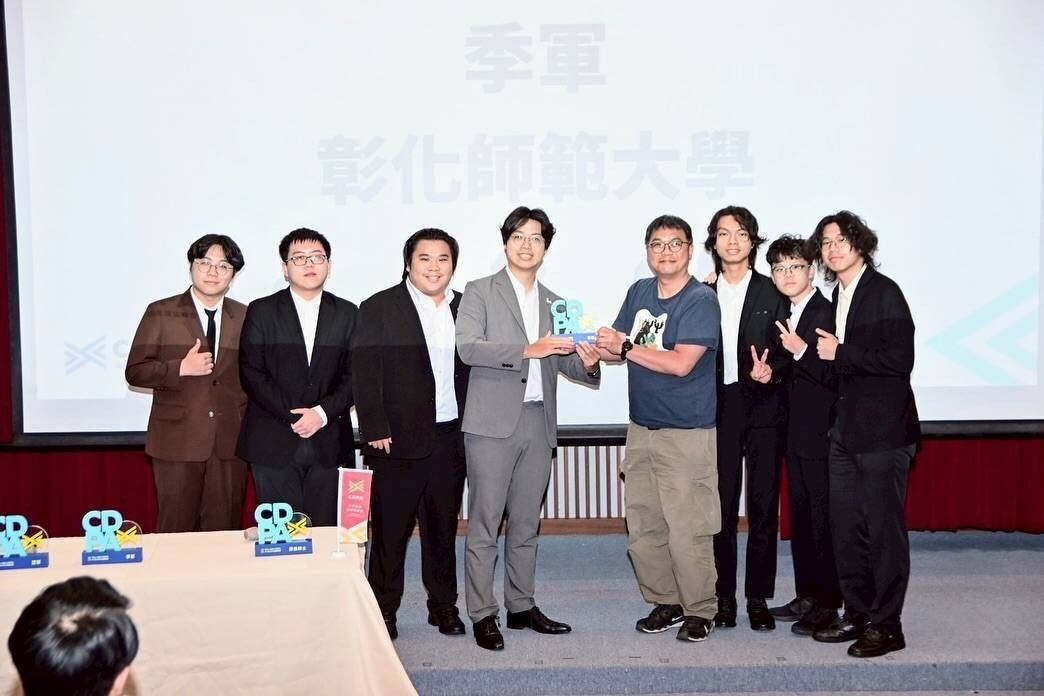 （由左至右：會計系李超群、公育系黃瑋珏、周進典和鄭國廷、台灣人權促進會資深研究員 施逸翔先生、國文系郭恩、楊孟沅和孫繹筌）