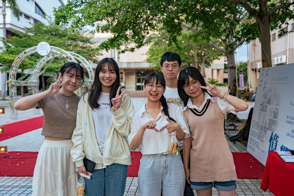 現場同學開心合影紀念「憶。響」攝影展暨NCUE點燈儀式的瞬間。