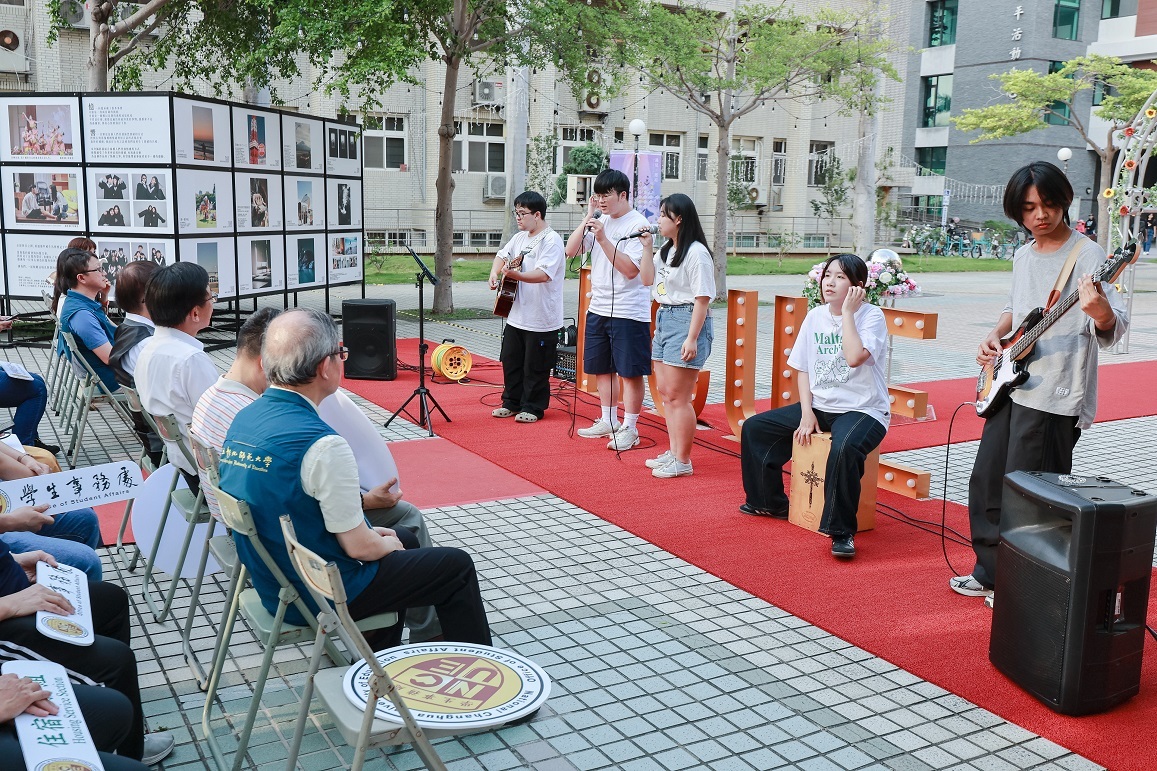 白沙吉他社表演「路邊的野花」傳遞每位畢業生都能綻放屬於自己的自信光彩。