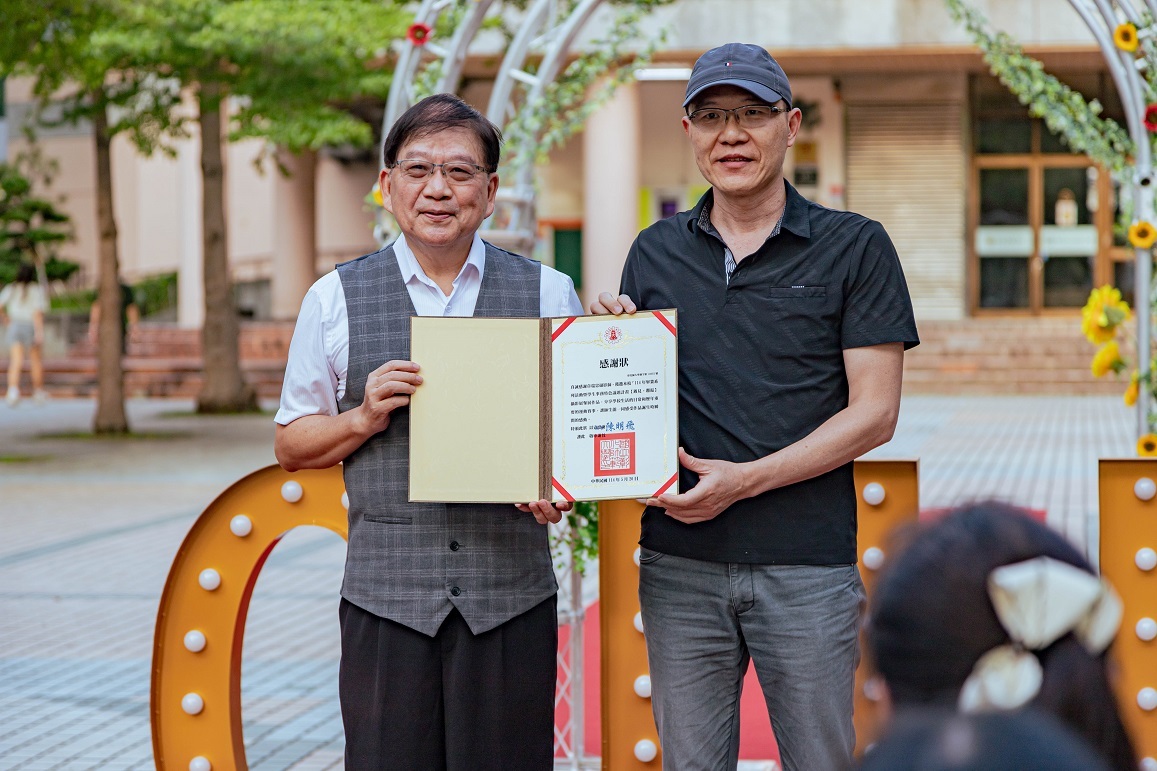 陳校長頒發感謝狀予韋瑞忠先生，感謝他用相機為學校活動留下一張張美好的回憶。