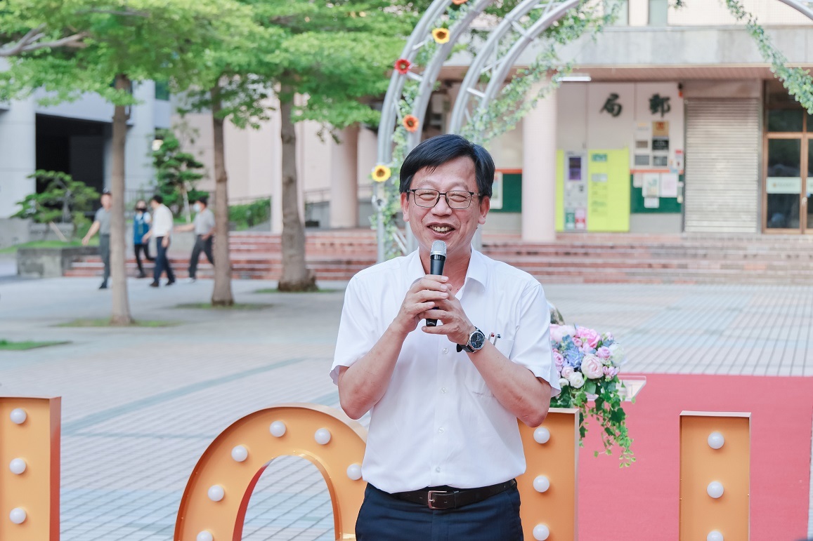 曾副校長開心分享大學時期的攝影經驗。