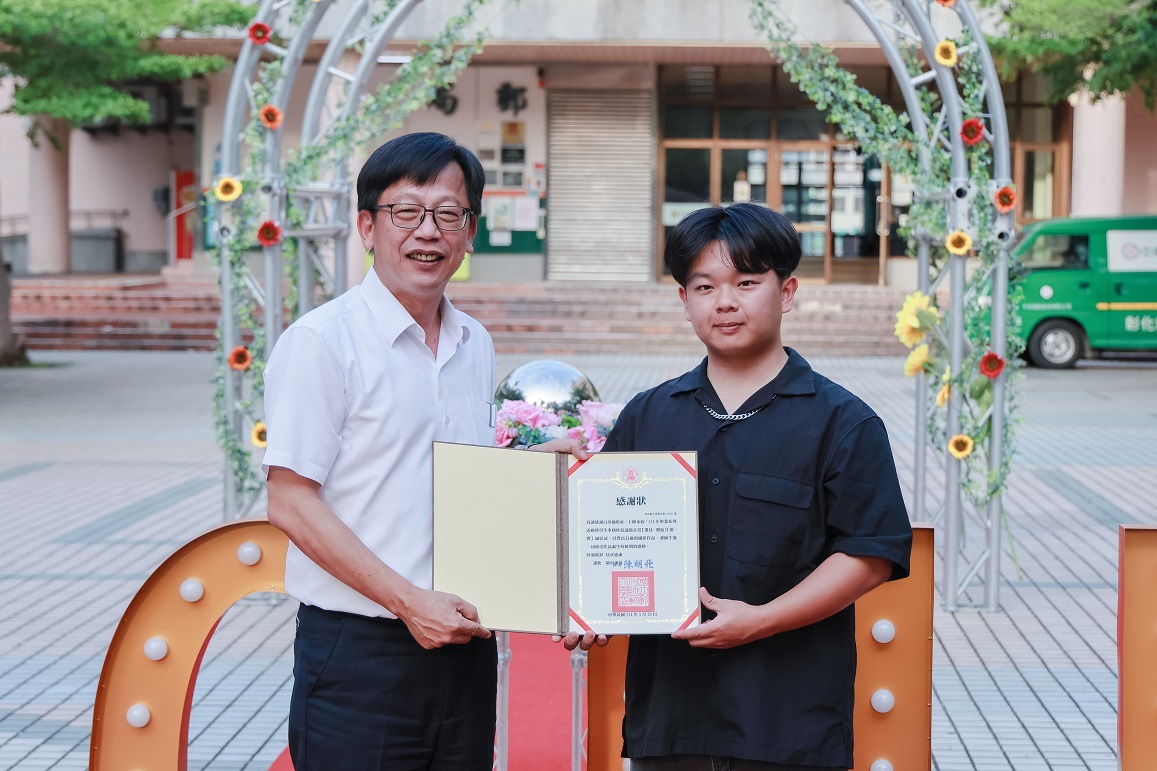 曾副校長頒發感謝狀予白沙攝影社策展人物理系陳建廷同學。