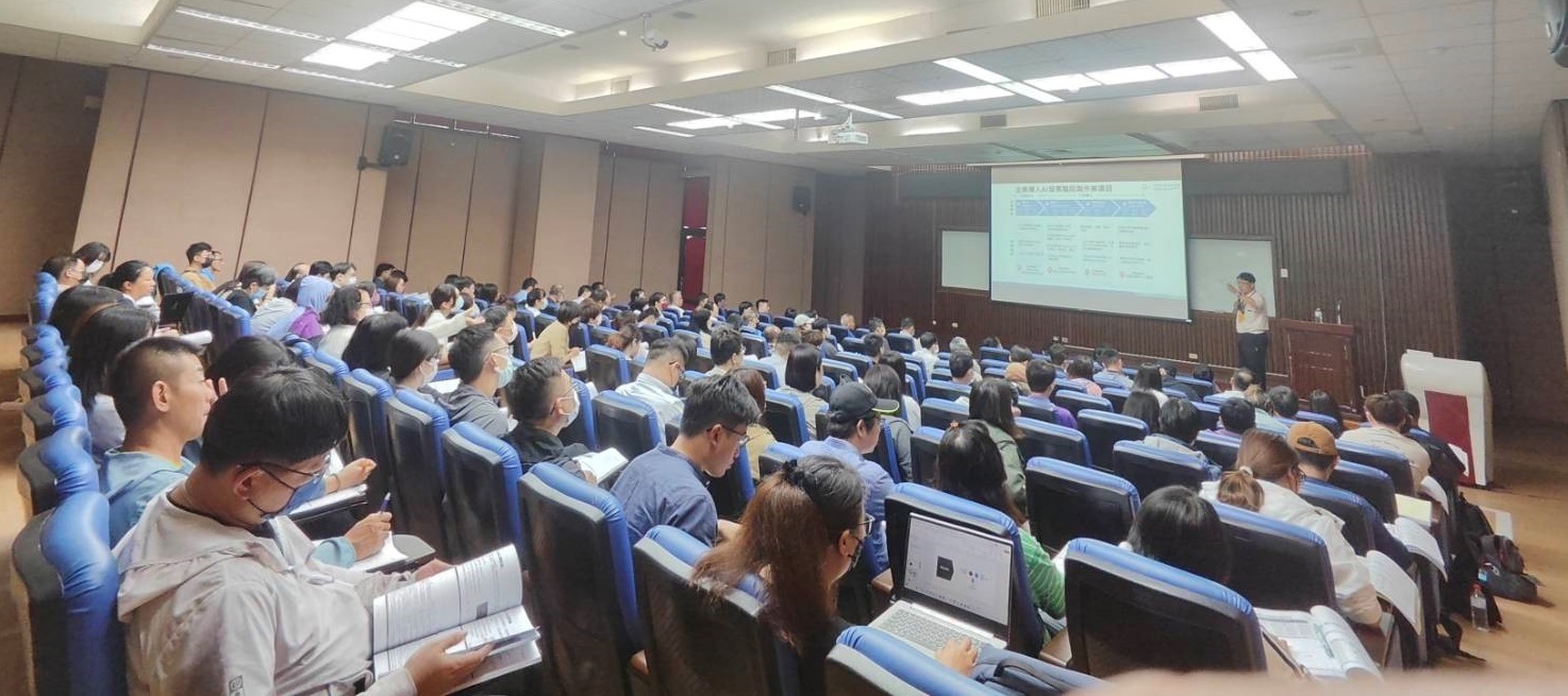 本校舉行由經濟部商業署主辦、工業技術研究院執行iPAS「AI應用規劃師-初級能力鑑定」班，邀請敏實科技大學林文燦副校長授課。