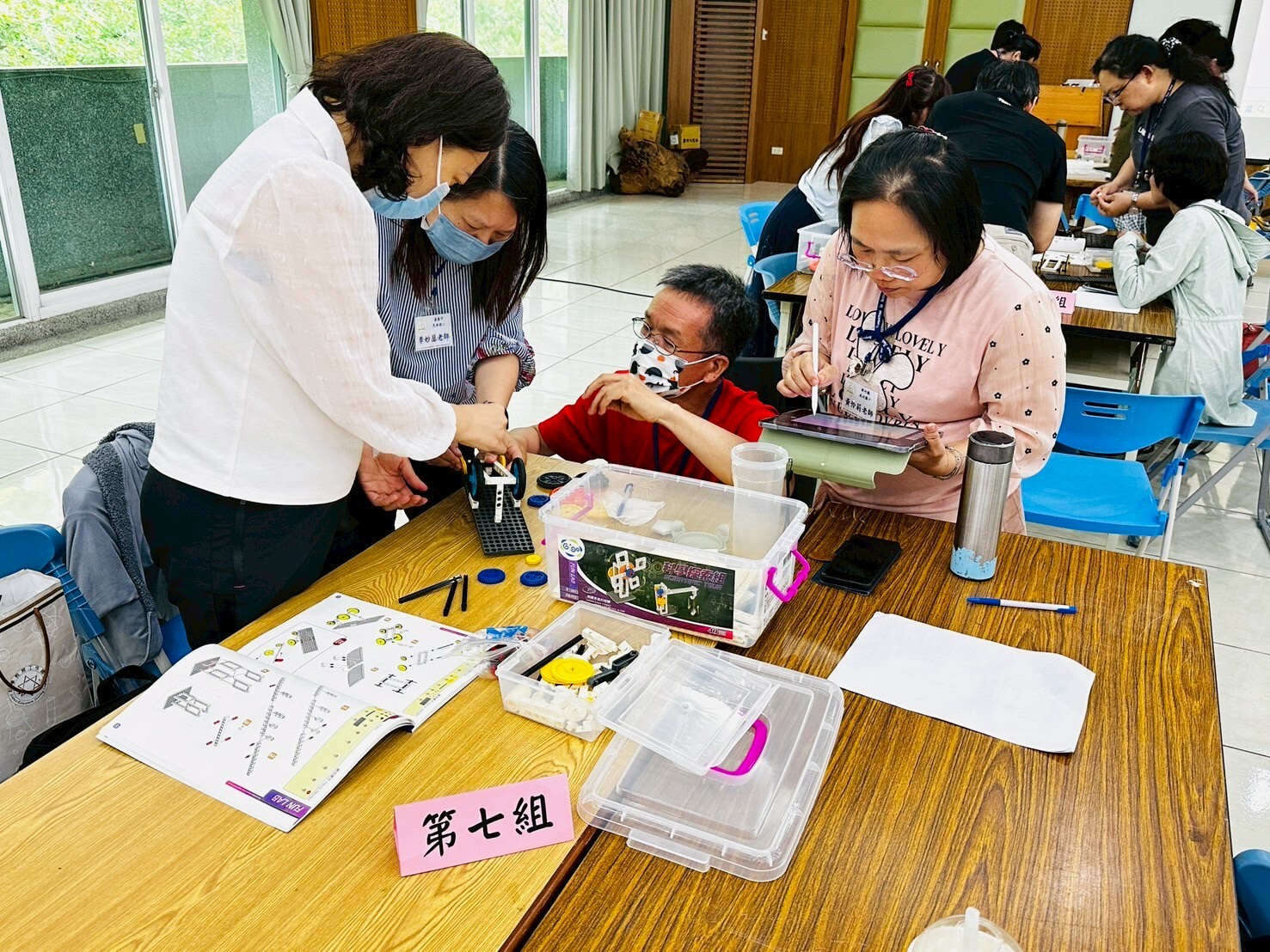 小組教師討論設計斜板車