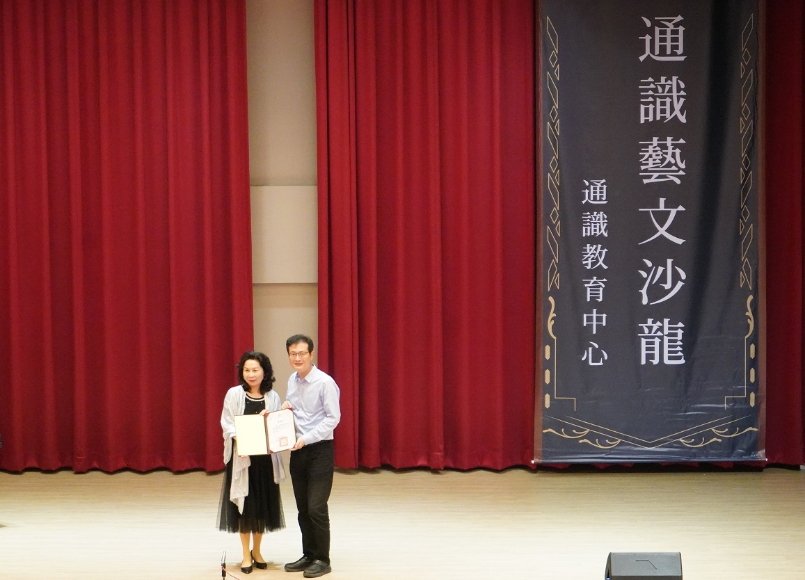 本校陳良瑞副校長（右一）頒發感謝狀予臺東大學退休教授郭美女女士