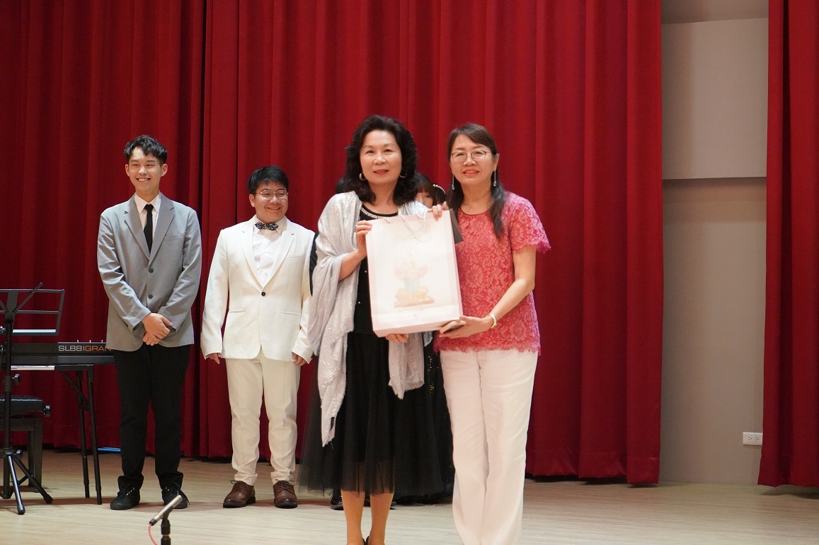 通識教育中心李靜芳主任（右一）與郭美女教授互贈禮物