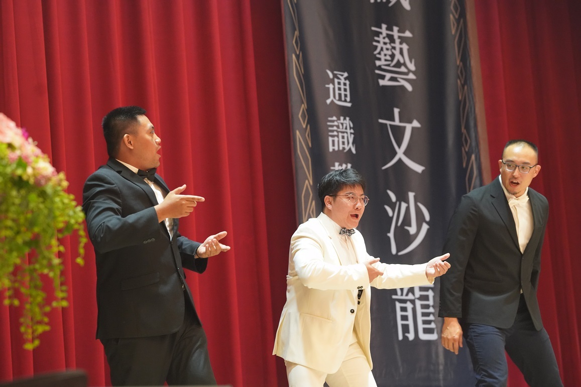 由左至右：李子葳老師、陸震老師、俞承宏老師表演「獵人合唱」