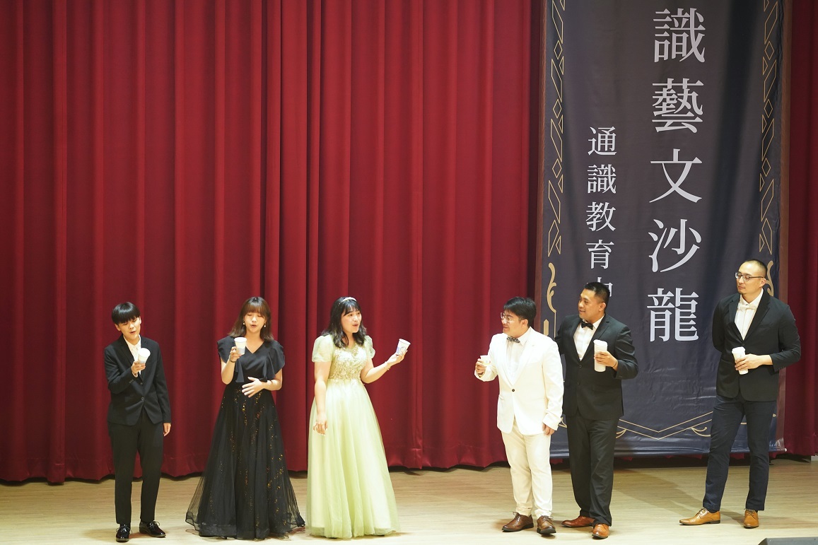由左至右：陳侃伶老師、吳純瑜老師、陳昱蓁老師、陸震老師、李子葳老師、俞承宏老師表演歌劇《茶花女 飲酒歌》