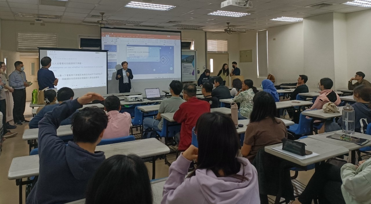 國際處於五月初之前即已辦理13場講座與參訪活動等，其中企業講座由李漢文國際長開場致詞 （圖為矽品精密公司之講座）。 By May, OICA had hosted 13 corporate events, including Company Talk sessions where Dean Lee delivered the opening remarks (pictured: SPIL’s Company Talk event).