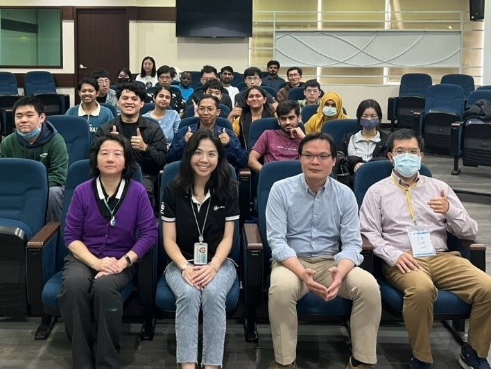 參與學生與怡利電子公司代表於企業講座活動中合影。  Group photo of students and representatives from E-Lead taken during a Company Talk event.