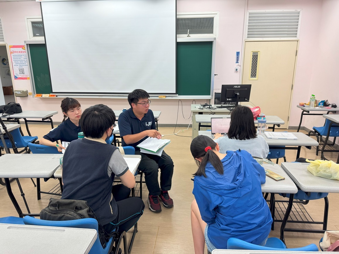 本校與實驗學校共同研發課程、教學設計及教材研發(葉的秘密，線的藝術)-彰化縣立鹿江國際中小學的蔡欣展與黃詩涵兩位教師到校指導試教。