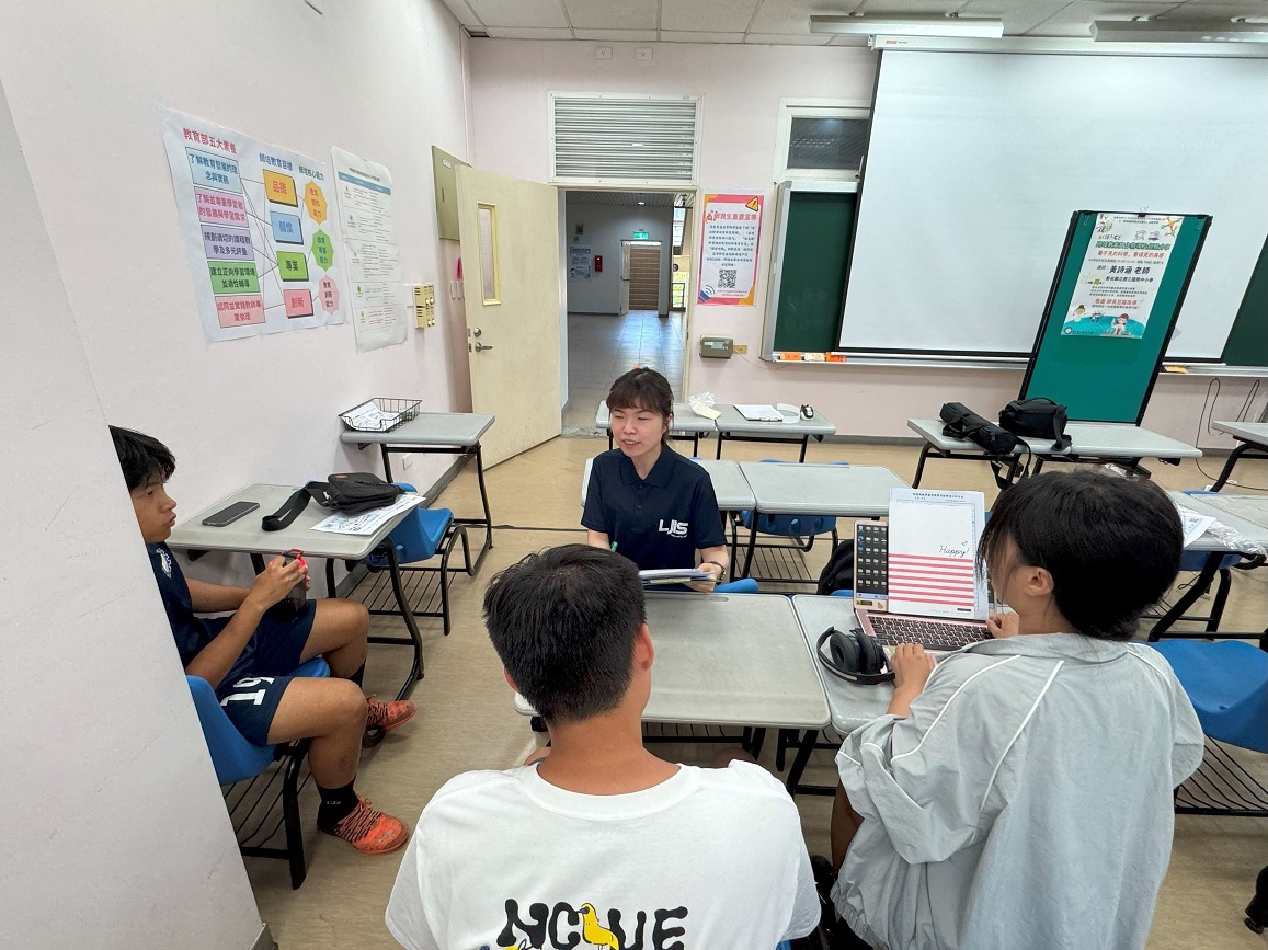 本校與實驗學校共同研發課程、教學設計及教材研發(“飛”常有趣的白努利定律)-彰化縣立鹿江國際中小學的蔡欣展與黃詩涵兩位教師到校指導試教。