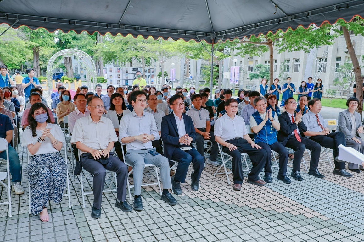 陳明飛校長與一級行政及學術單位主管、各組室師長及學生會、社團踴躍參與揭牌典禮。