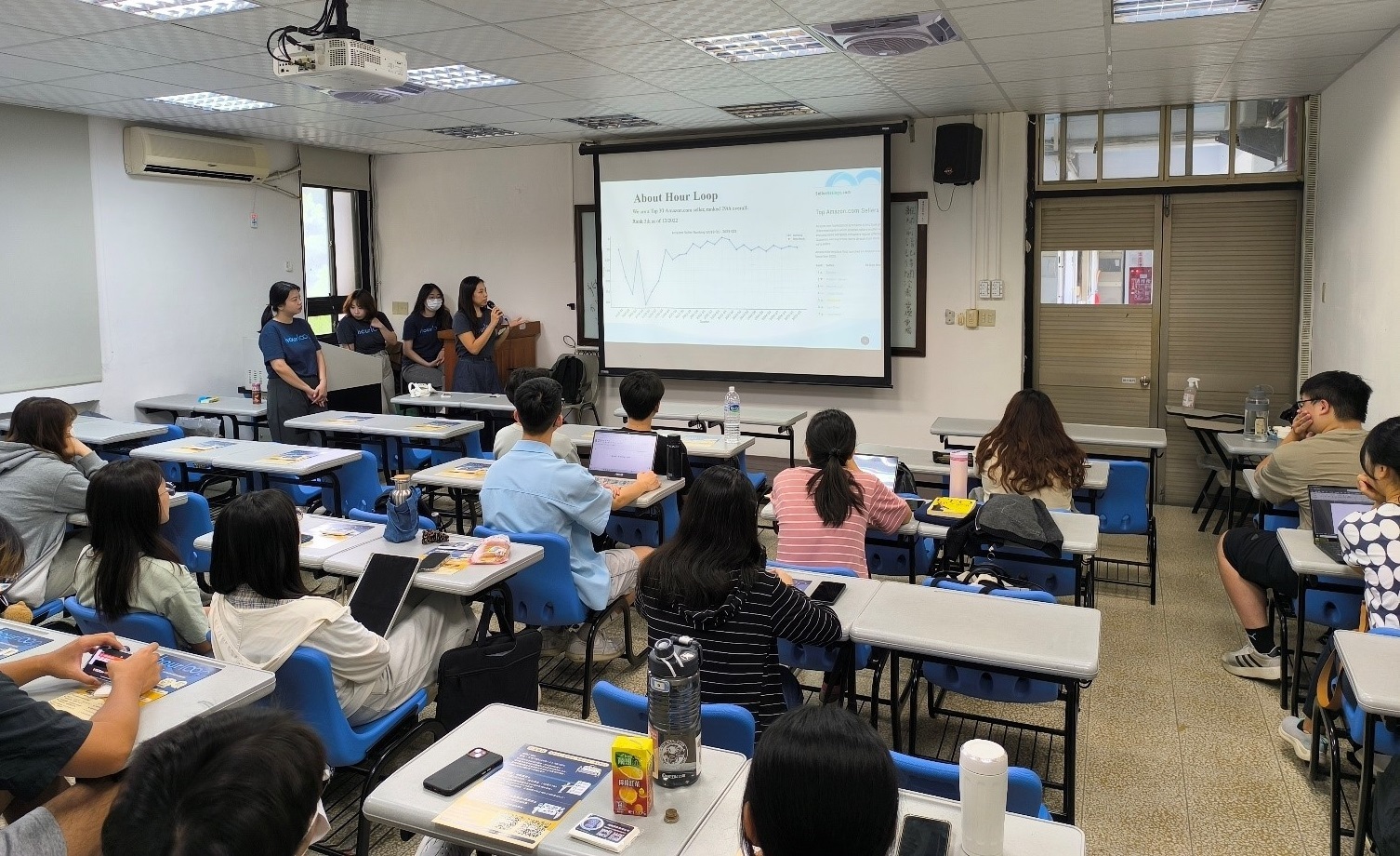 飛輪電商團隊說明企業文化及工作項目內容，人員由左至右為：郭碧如(Business Manager，英語系系友)、鄭雅文(Business Manager，英語系系友)、林言臻(HR Manager)、高子耘 (HR specialist)