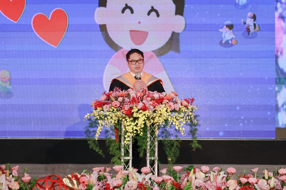畢業生朱自信博士代表畢業生致詞。