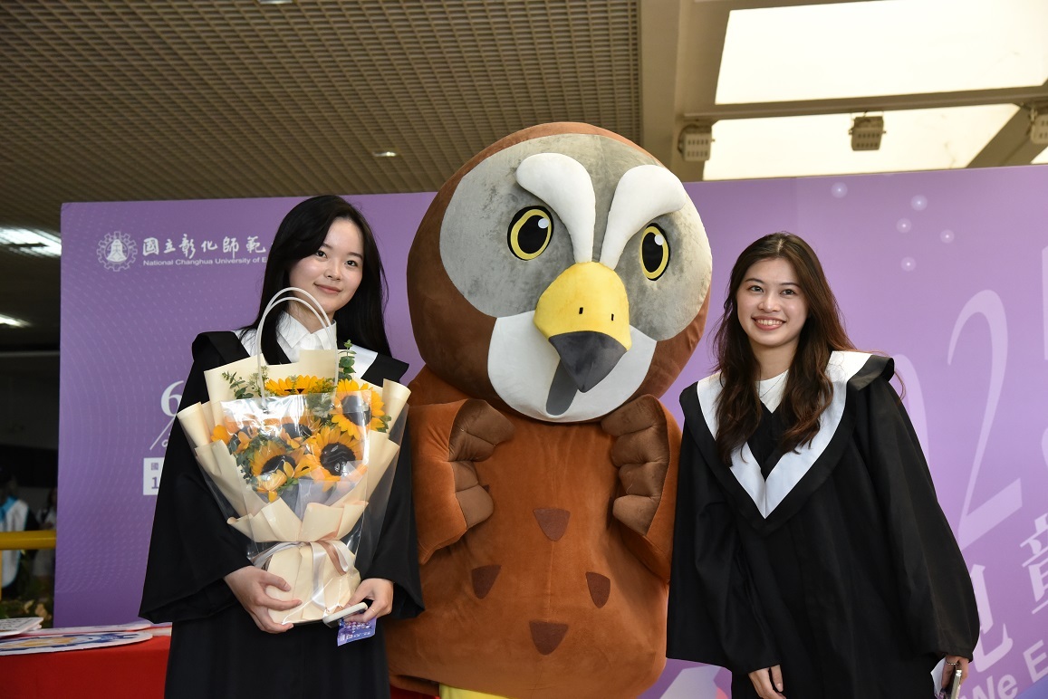 畢業生與校園裝置和NCUE鷹(由資管所 蔡沛儒扮演)拍照合影