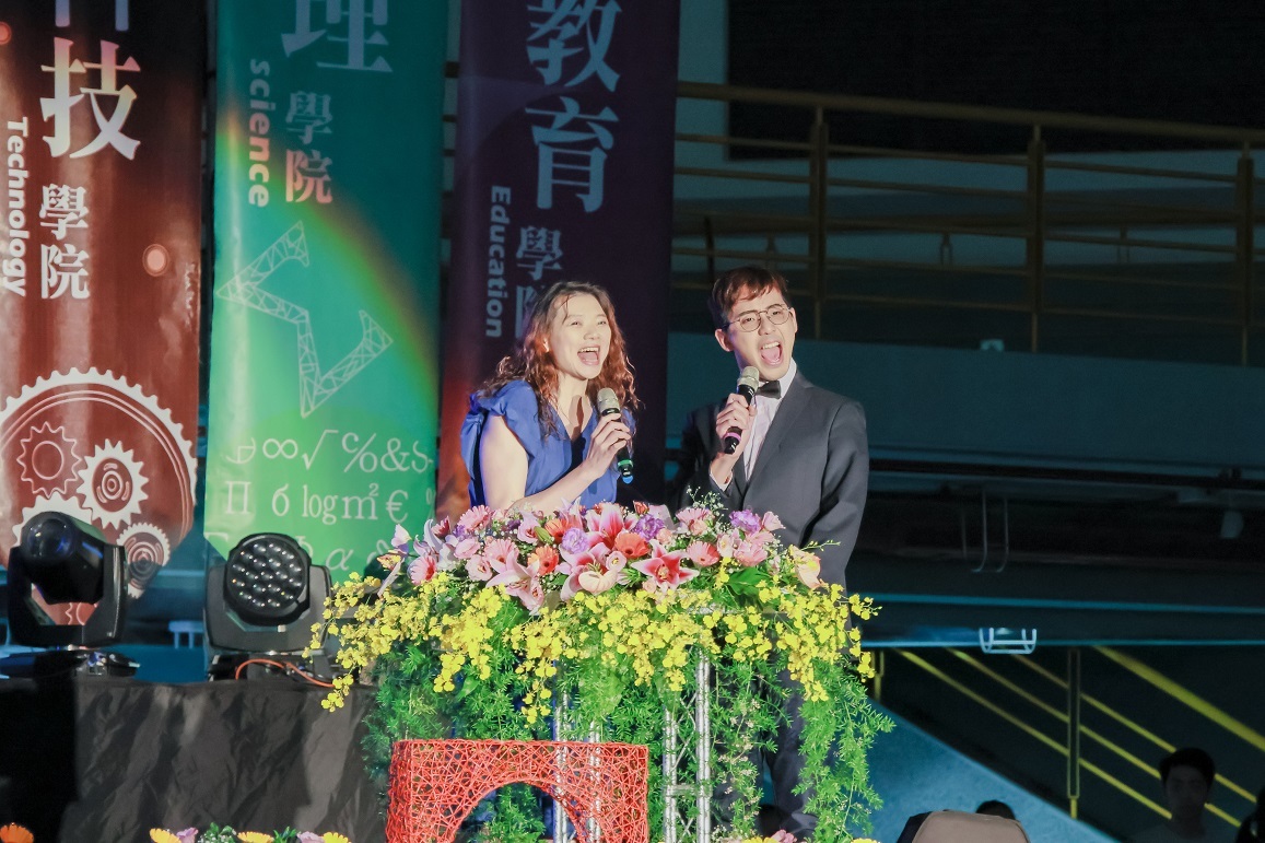 主持人輔諮所新生鄭晴(警察廣播電台金鐘主持人)、特教系校友左盛陽精彩開場。