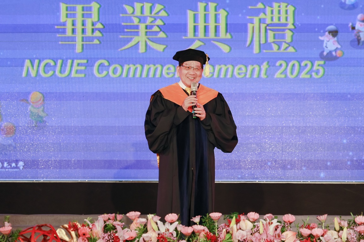 陳明飛校長分別以AI分身與真人給與學生勉勵祝福。