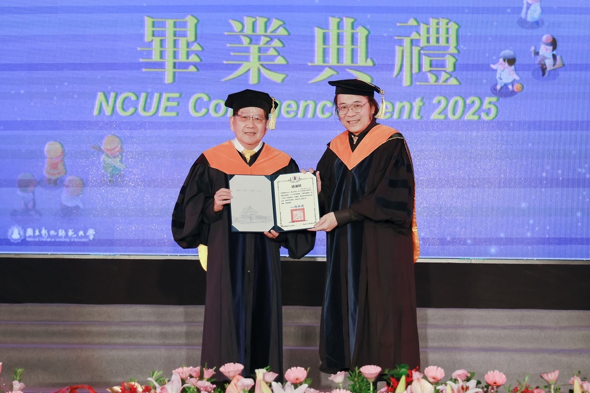 陳校長頒發感謝狀予主題演講者Appier與iKala董事、前Google台灣總經理簡立峰教授。