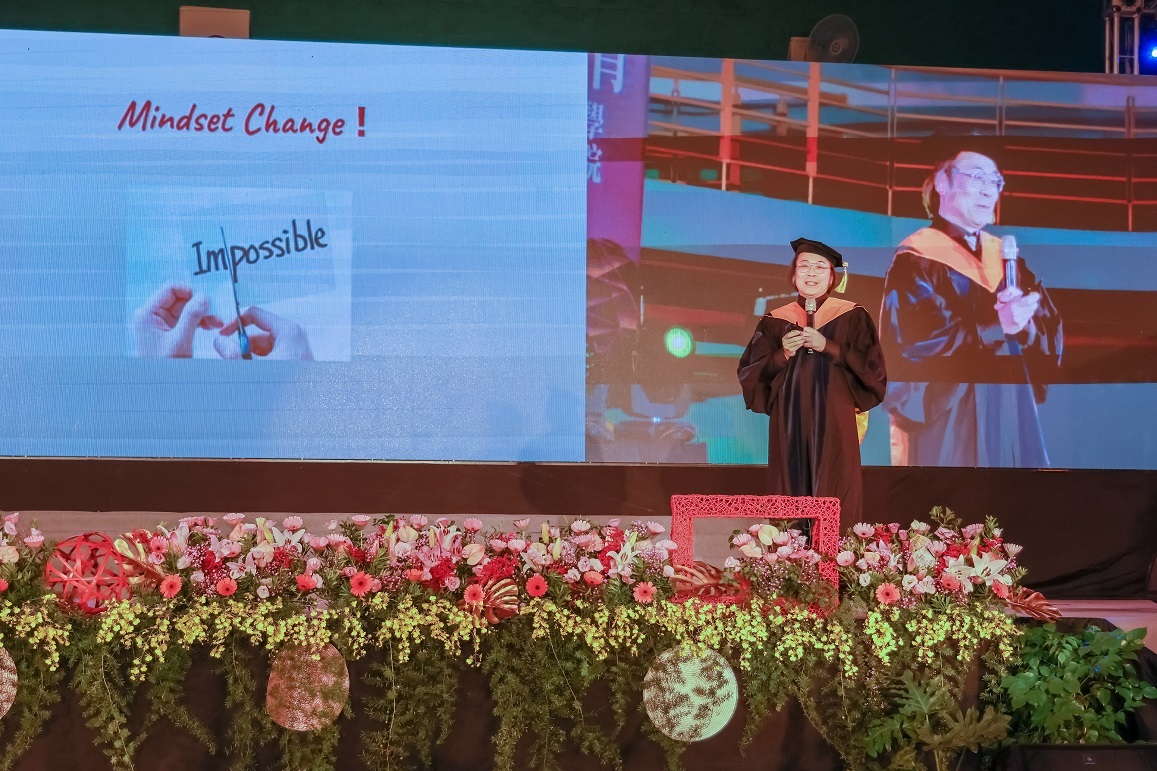 畢業主題演講簡立峰教授發表主題演講《成為AI的指揮家》。