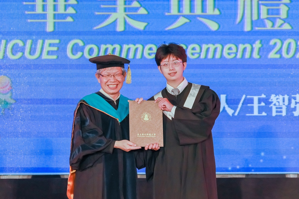 王智弘學務長頒發大學部服務奉獻