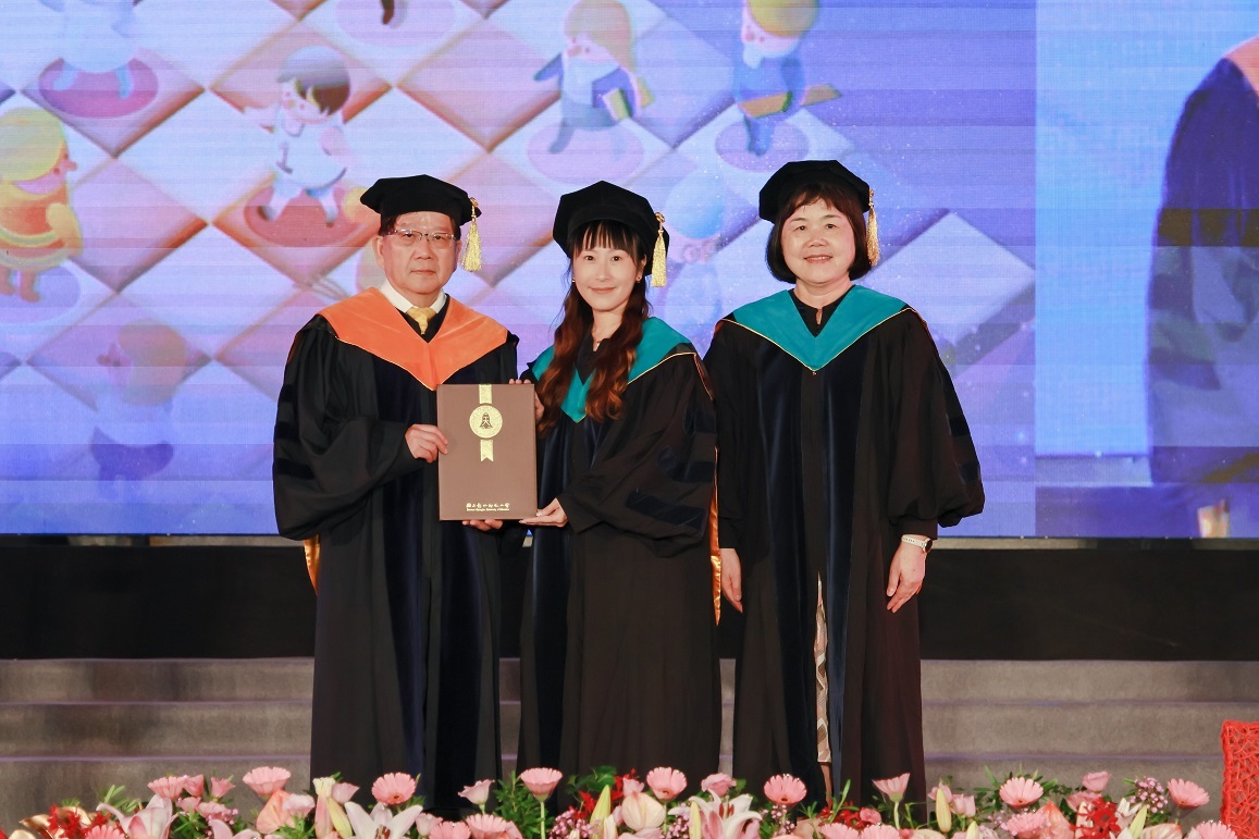 博士學位頒授儀式，特教系楊雅惠教授與陳宥妤博士。