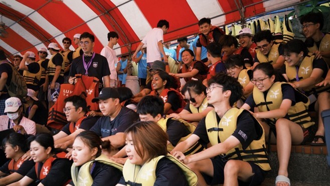 賽前學生們於後臺熱身練習。 Students warming up before the race.