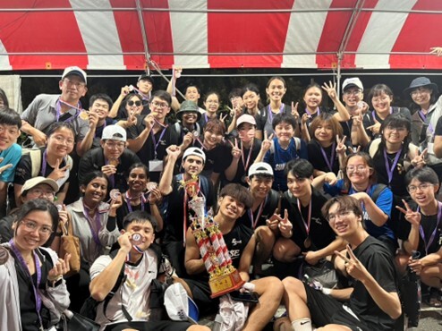 學生們奪牌後合影。 Group photo of students proudly posing with their medals.