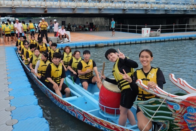 本校選手們蓄勢待發。 NCUE paddlers at the starting line, poised and ready.