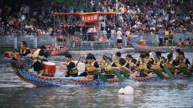 本校學生們齊心協力，奮勇向前。 NCUE students working together in perfect sync, paddling forward with full effort.