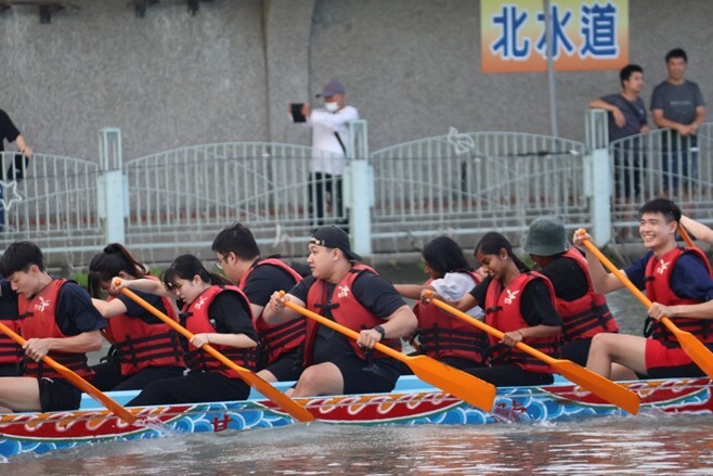 本校學生們齊心協力，奮勇向前。 NCUE students working together in perfect sync, paddling forward with full effort.