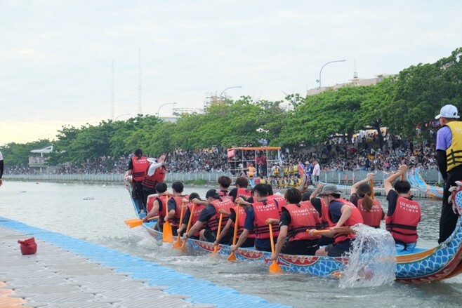 本校隊伍之一在競賽現場的身影。 One of NCUE’s teams in action during the competition.