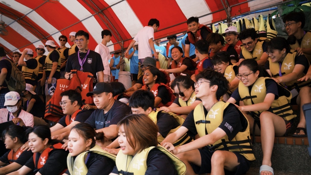 賽前學生們於後臺熱身練習。 Students warming up before the race.