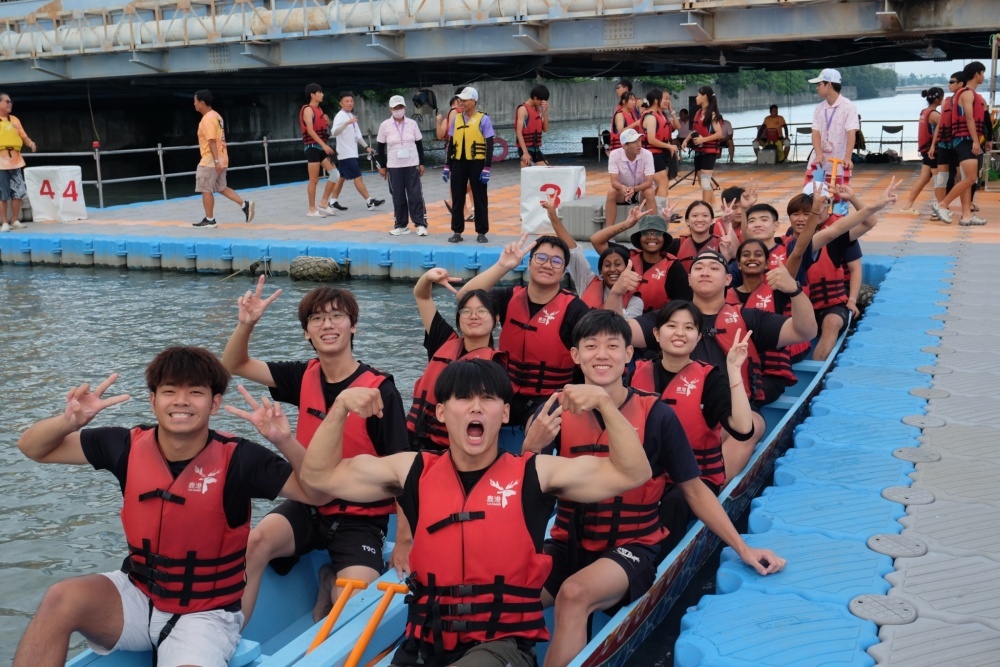 本校選手們蓄勢待發。 NCUE paddlers at the starting line, poised and ready.