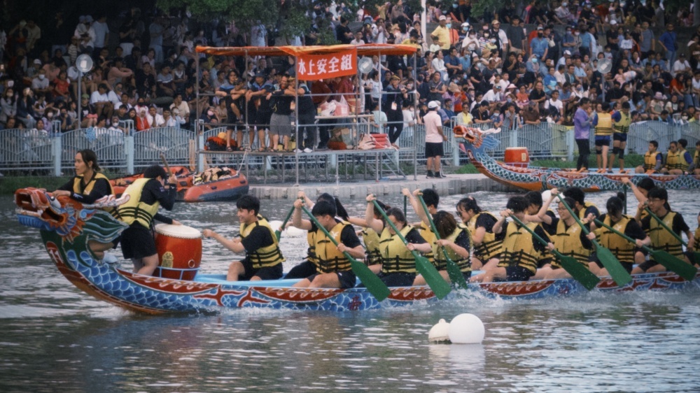 本校學生們齊心協力，奮勇向前。 NCUE students working together in perfect sync, paddling forward with full effort.