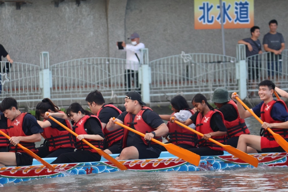 本校學生們齊心協力，奮勇向前。 NCUE students working together in perfect sync, paddling forward with full effort.