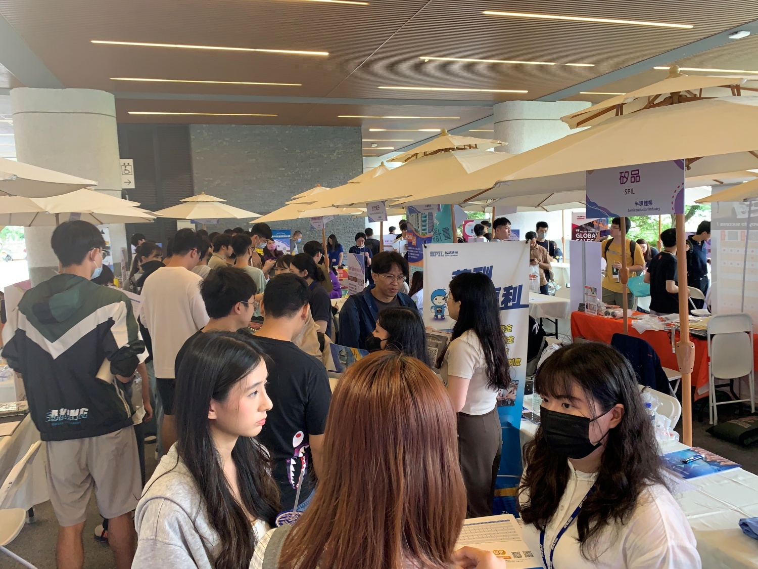 本校於6月初舉辦近年首度的校園就業博覽會，吸引許多僑外生與本地學生參加，現場人潮不斷，場面熱絡。NCUE hosted its first campus job fair in recent years in early June, attracting many international and local students, with a bustling crowd and a lively atmosphere.